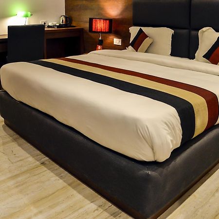 Oyo 1358 Hotel Crossroad Лакхнау Экстерьер фото