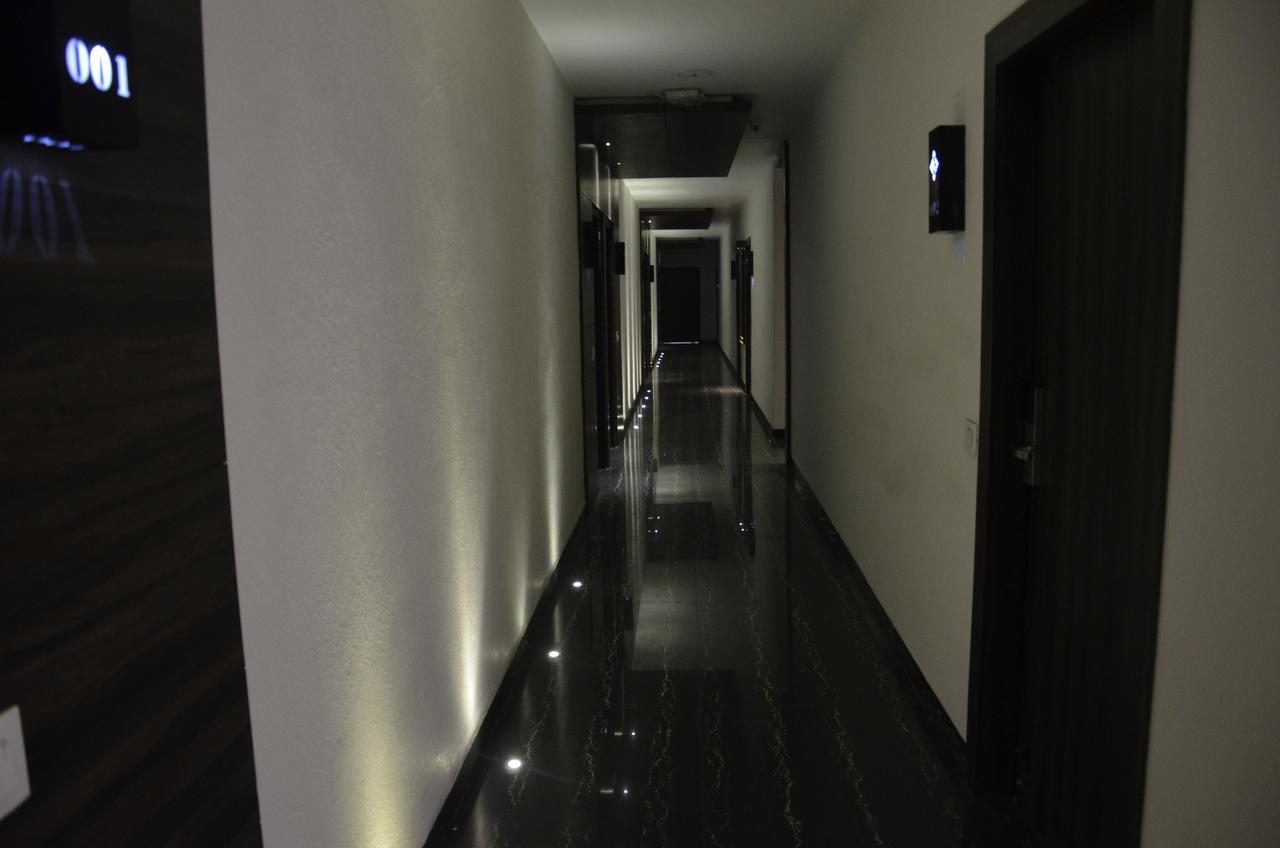 Oyo 1358 Hotel Crossroad Лакхнау Экстерьер фото