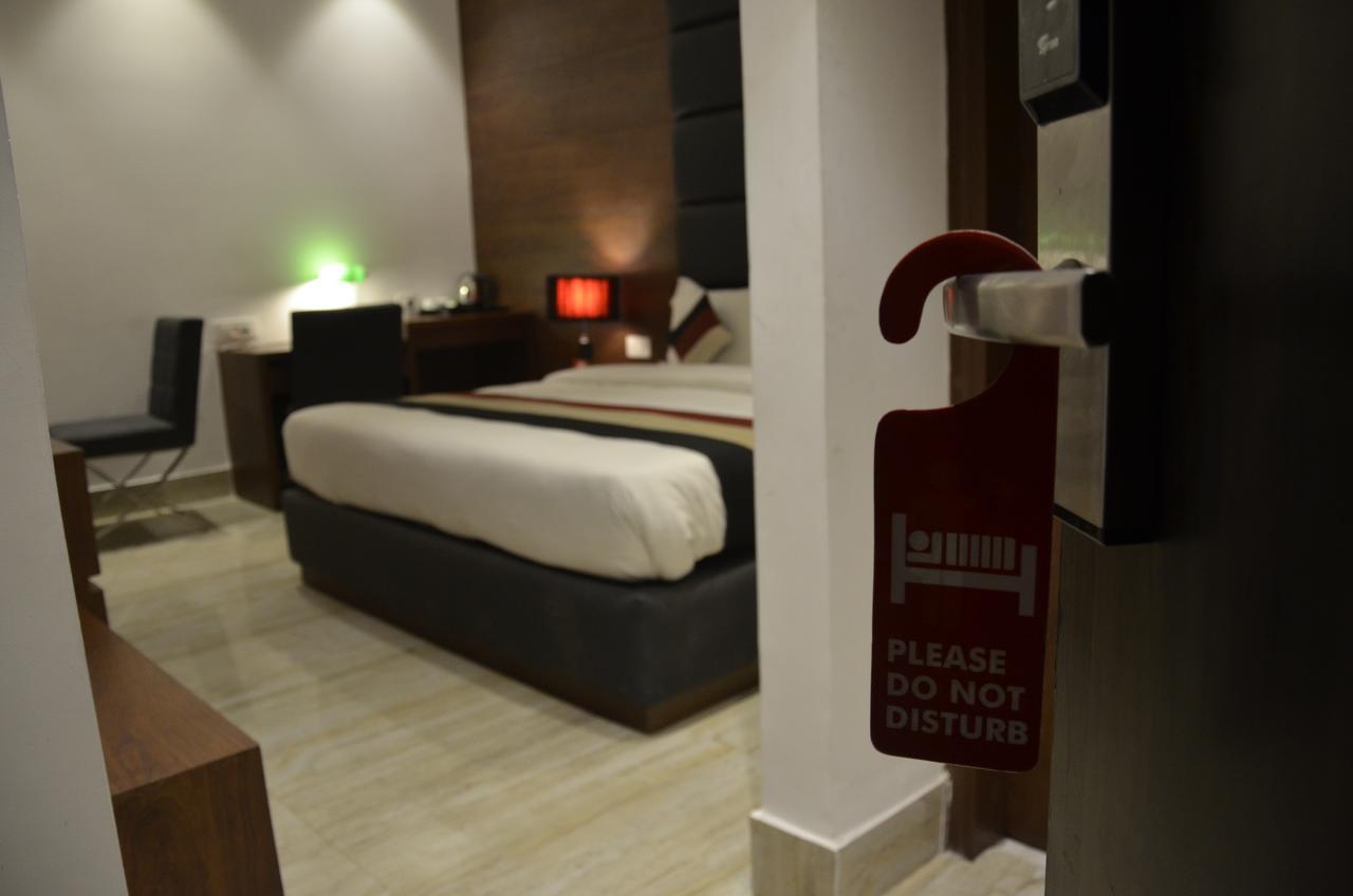 Oyo 1358 Hotel Crossroad Лакхнау Экстерьер фото