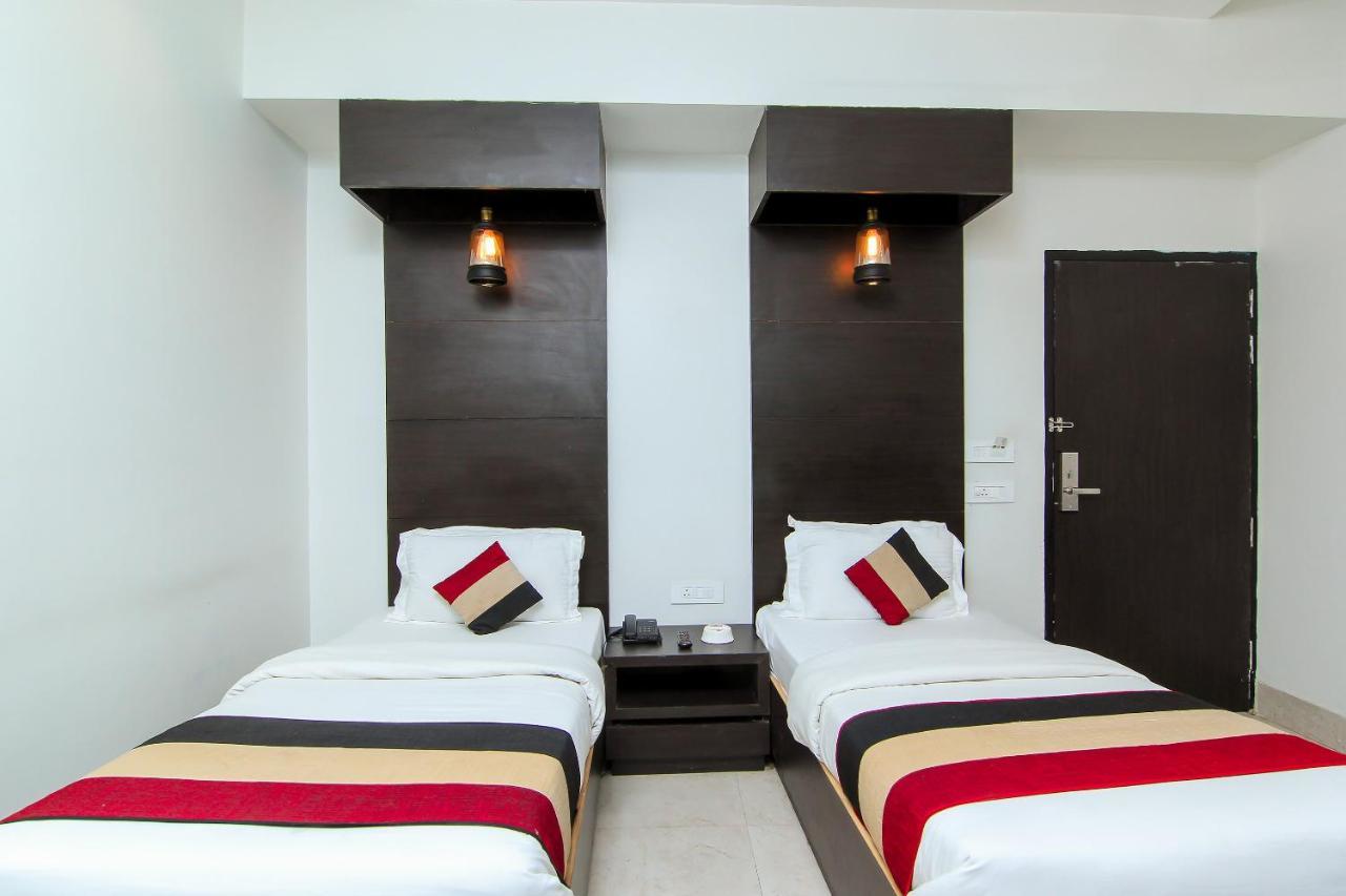 Oyo 1358 Hotel Crossroad Лакхнау Экстерьер фото