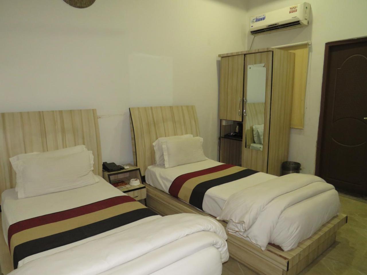 Oyo 1358 Hotel Crossroad Лакхнау Экстерьер фото