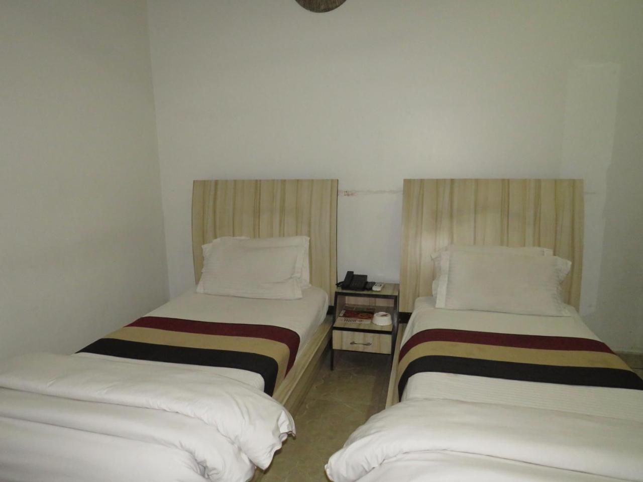 Oyo 1358 Hotel Crossroad Лакхнау Экстерьер фото